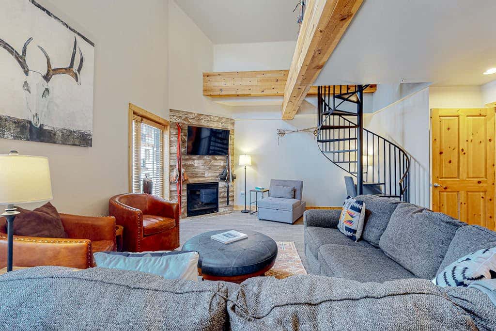 Majestic Alpine Retreat - Walk to Lifts & Town