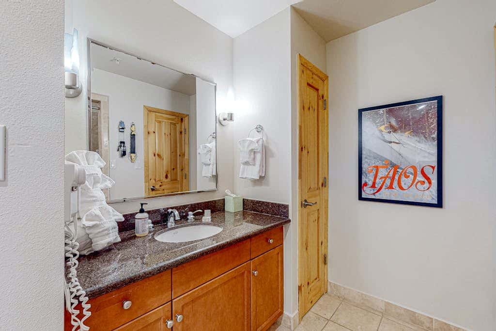 Majestic Alpine Retreat - Walk to Lifts & Town