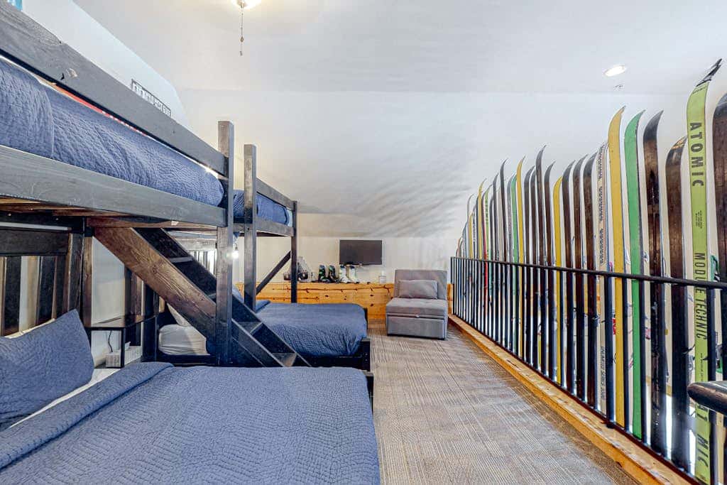 Majestic Alpine Retreat - Walk to Lifts & Town