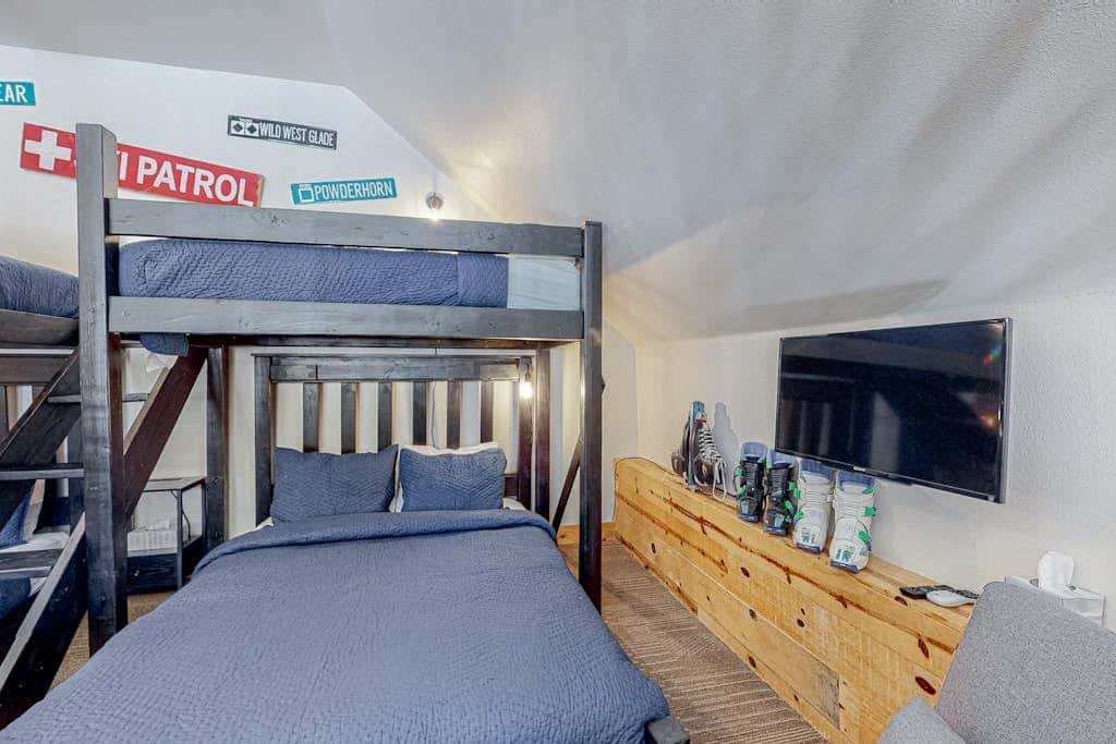 Majestic Alpine Retreat - Walk to Lifts & Town