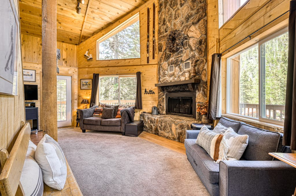 Beaver Pond Chalet - Mountain Views & Near Lifts