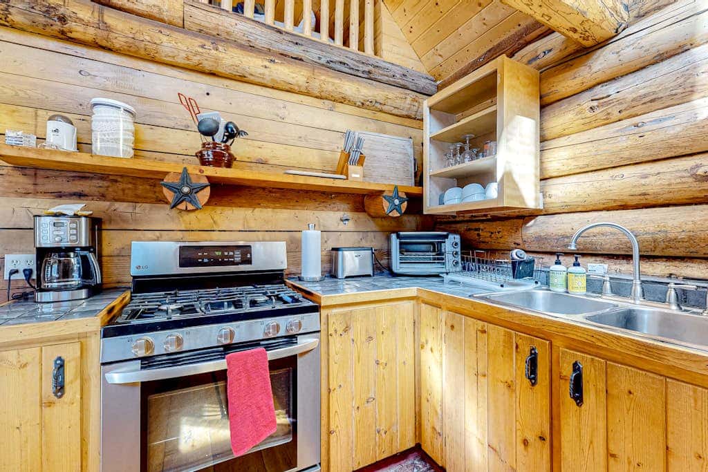 Ridgerunner Cabin - Ski Retreat with Hot Tub