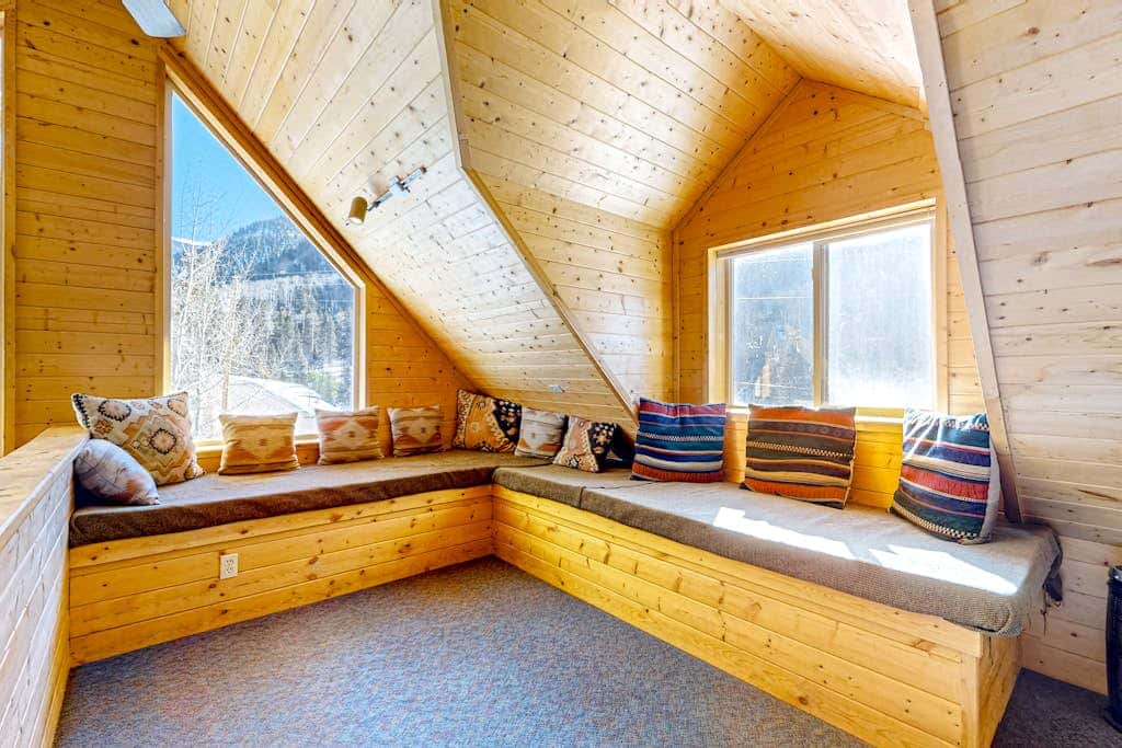 Ridgerunner Cabin - Ski Retreat with Hot Tub