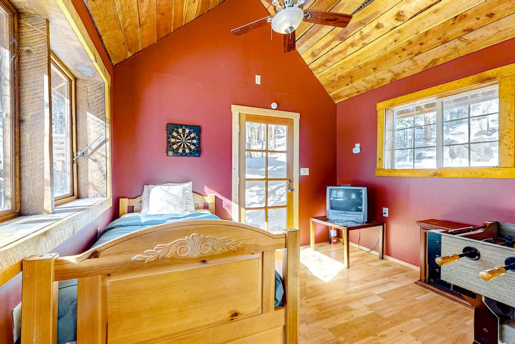 Ridgerunner Cabin - Ski Retreat with Hot Tub