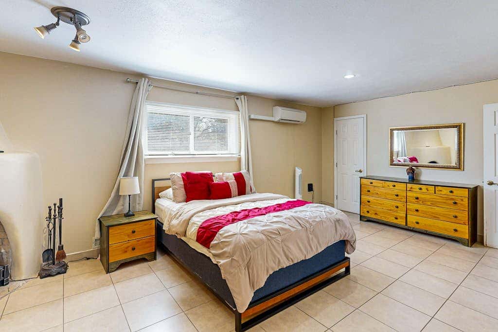 Old Santa Fe Manor- 3 Acre Escape, 10 min to Plaza