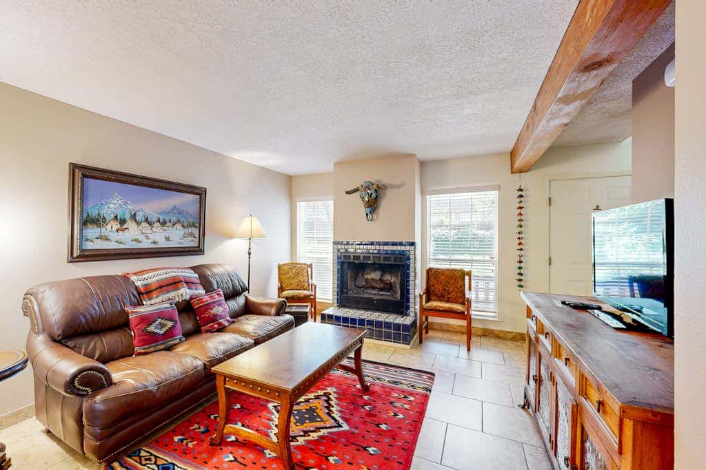 Closson Charmer - Courtyard & Steps to Railyard