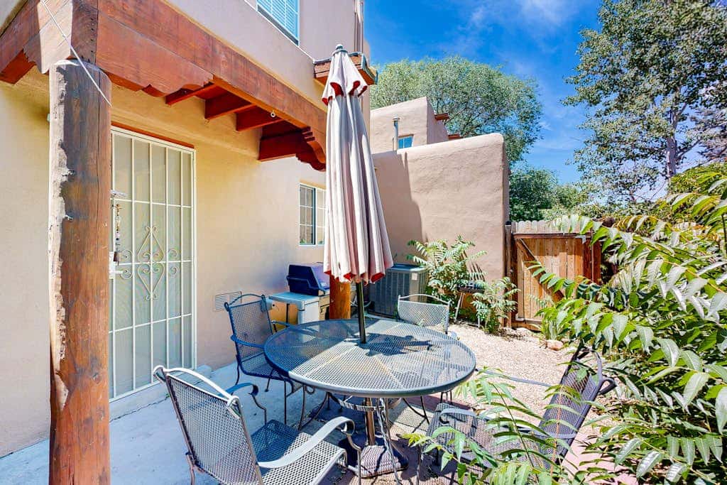 Closson Charmer - Courtyard & Steps to Railyard