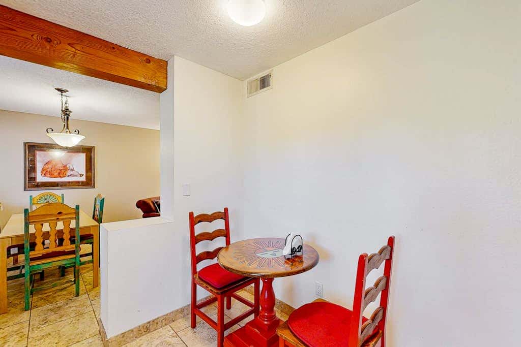 Closson Charmer - Courtyard & Steps to Railyard