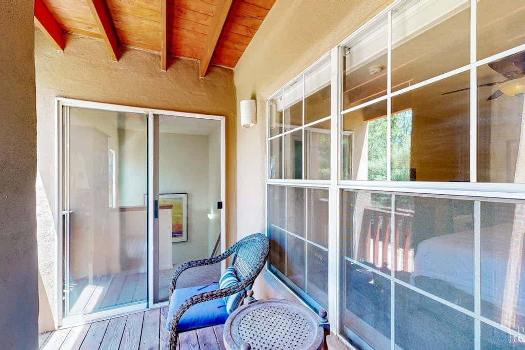 Closson Charmer - Courtyard & Steps to Railyard