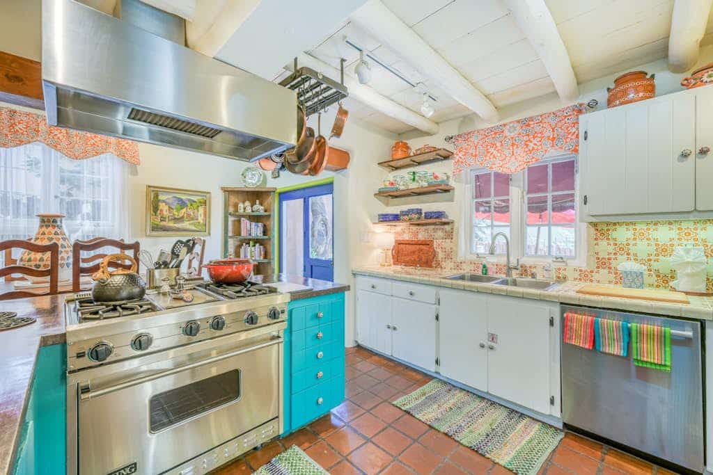 Nestled in Santa Fe’s Historic Eastside, Casa De Muñeco is a charming adobe-style retreat just a short stroll from the iconic Canyon Road and about a mile-and-a-half from the Santa Fe Farmers Market. Perfect for couples or small families, this cozy home blends classic Southwestern character with modern comfort. 