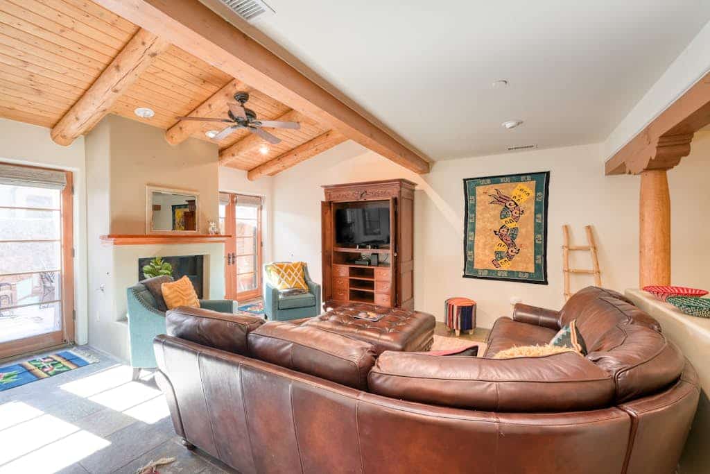 Experience the heart of Santa Fe from this gorgeous townhome, where unbeatable walkability meets sophisticated Southwest comfort. Whether you are here to explore world-class art, indulge in the local culinary scene, or recharge in a stylish mountain sanctuary, this getaway offers the perfect home base for your next vacation.