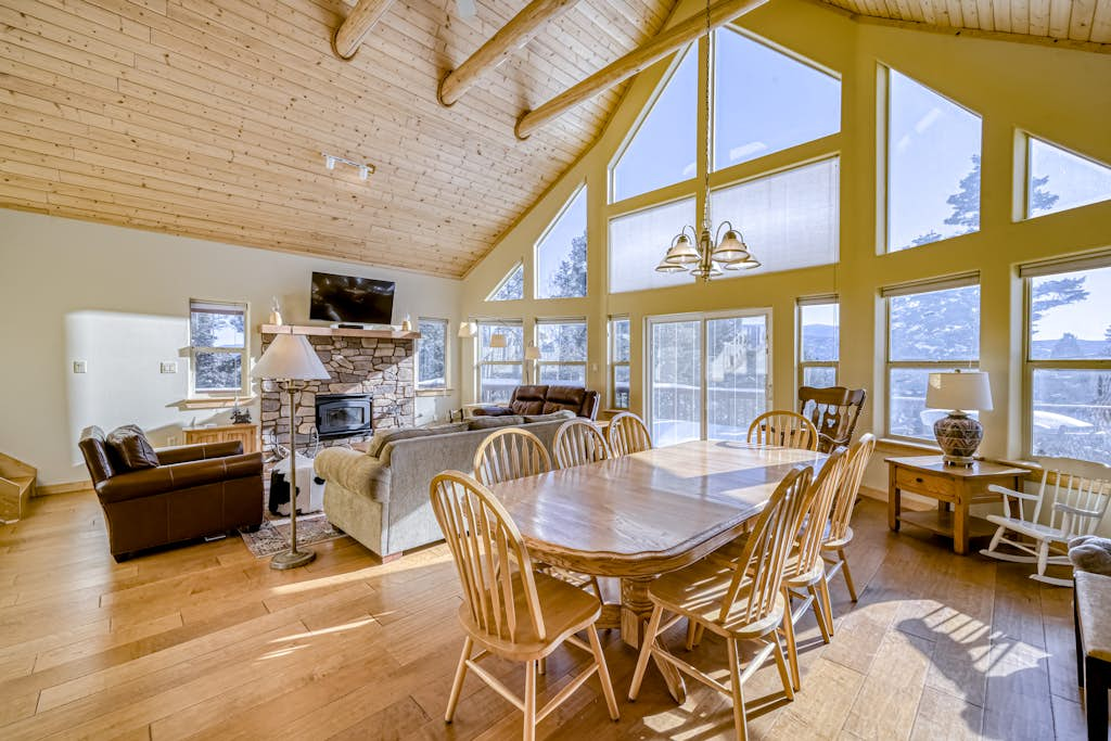 Hopski House - Mountain Views, Fireplace & Deck