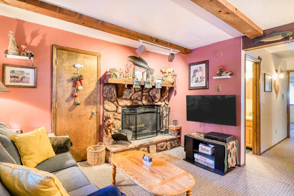 Outdoor Hideout - Walk to Ski, Hike, Bike & Dining