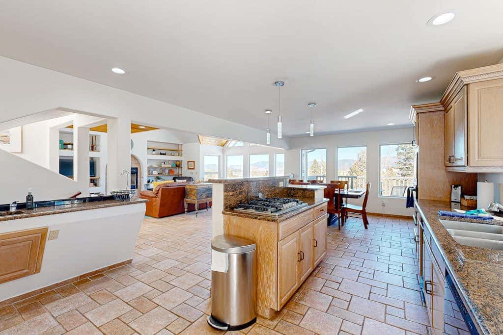 Southwest Heaven - Sweeping Views, Hot Tub & Deck