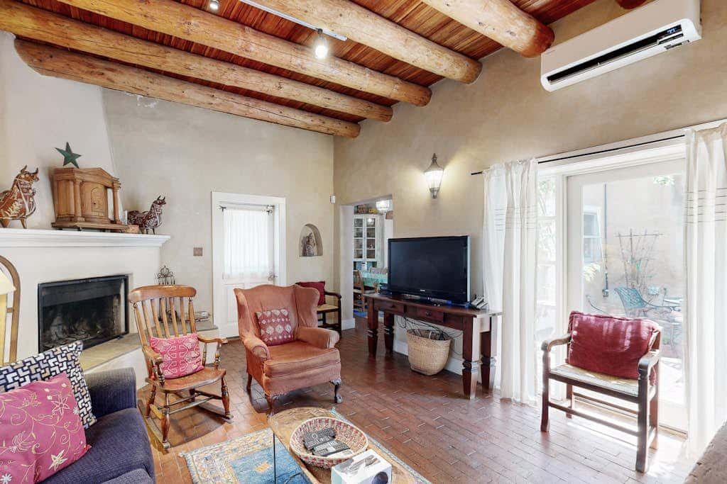Casa Las Rosas - Historic Adobe Near Plaza
