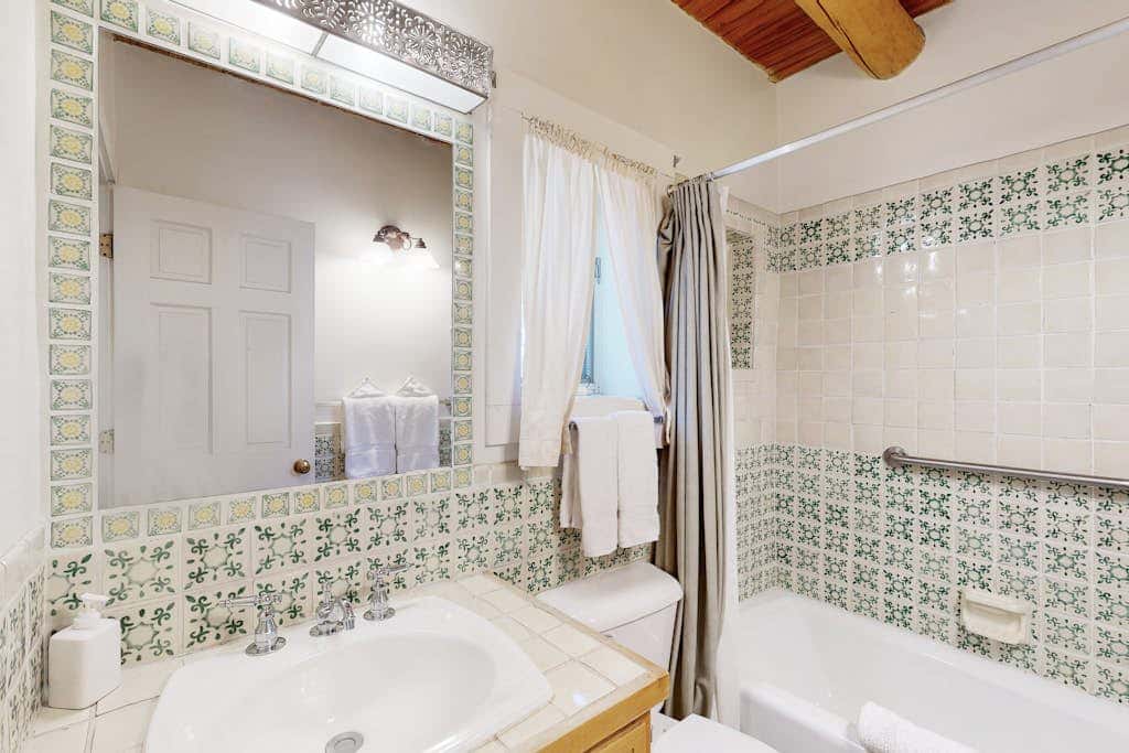 Casa Las Rosas - Historic Adobe Near Plaza