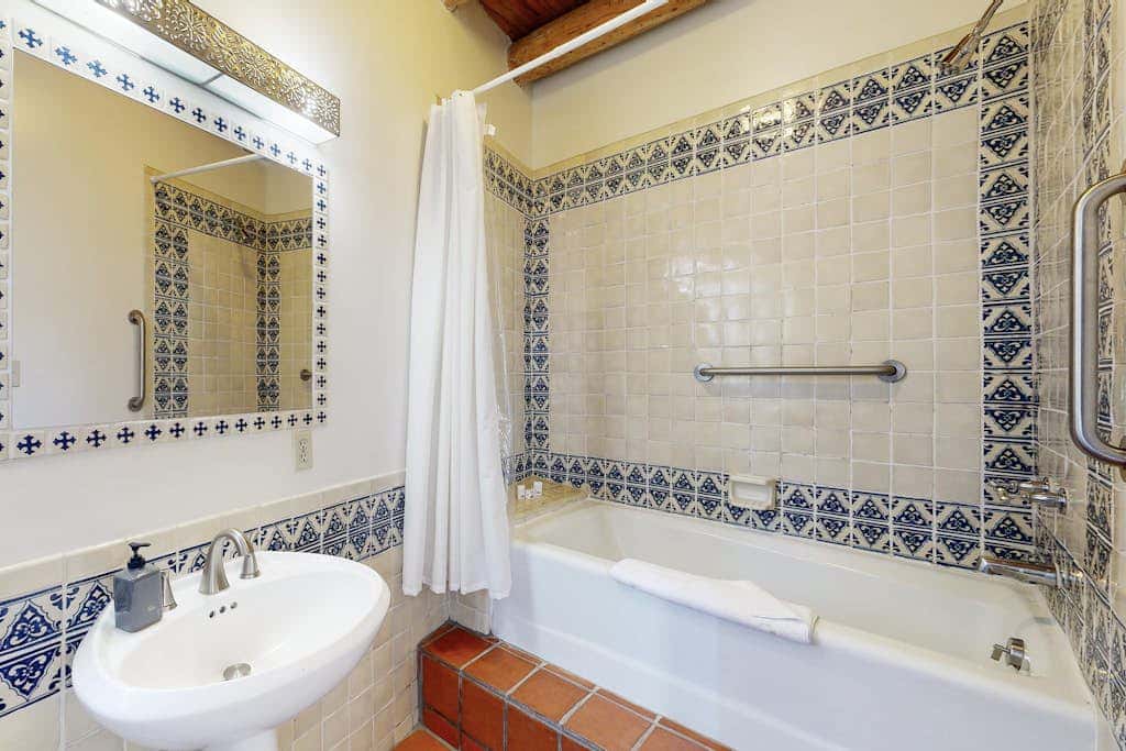 Casa Las Rosas - Historic Adobe Near Plaza