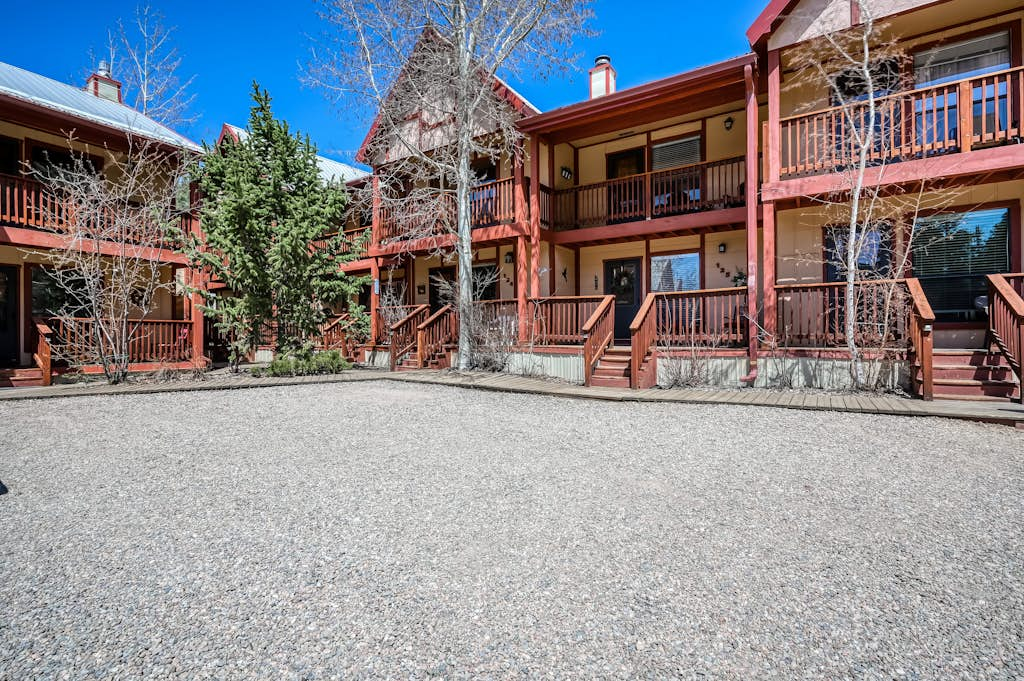 Creekside Serenade - Hot Tubs & Close to Town