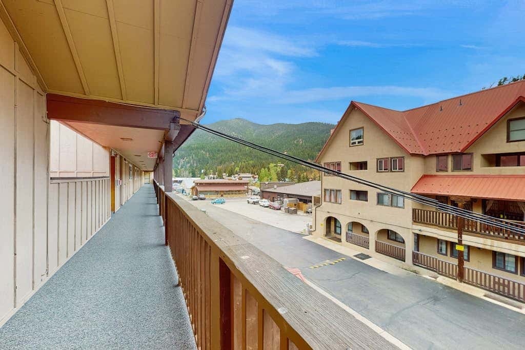 Lift West 215 - Walk to Lifts, Dining & Shopping