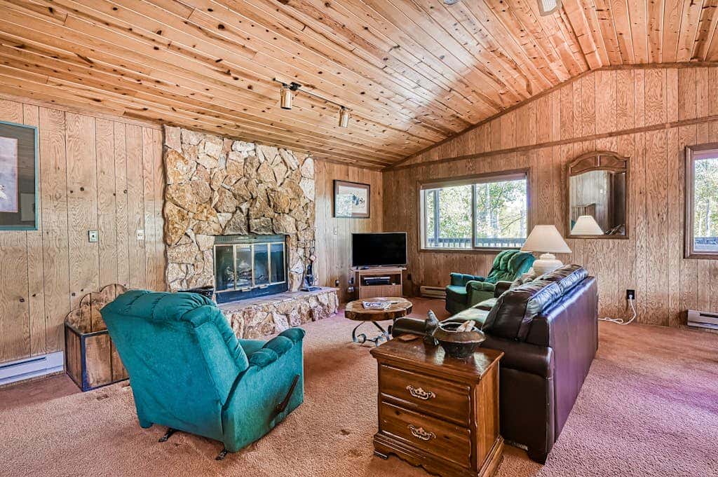 Trailhead Retreat - 3 Acres, Views, Hot Tub & Sauna