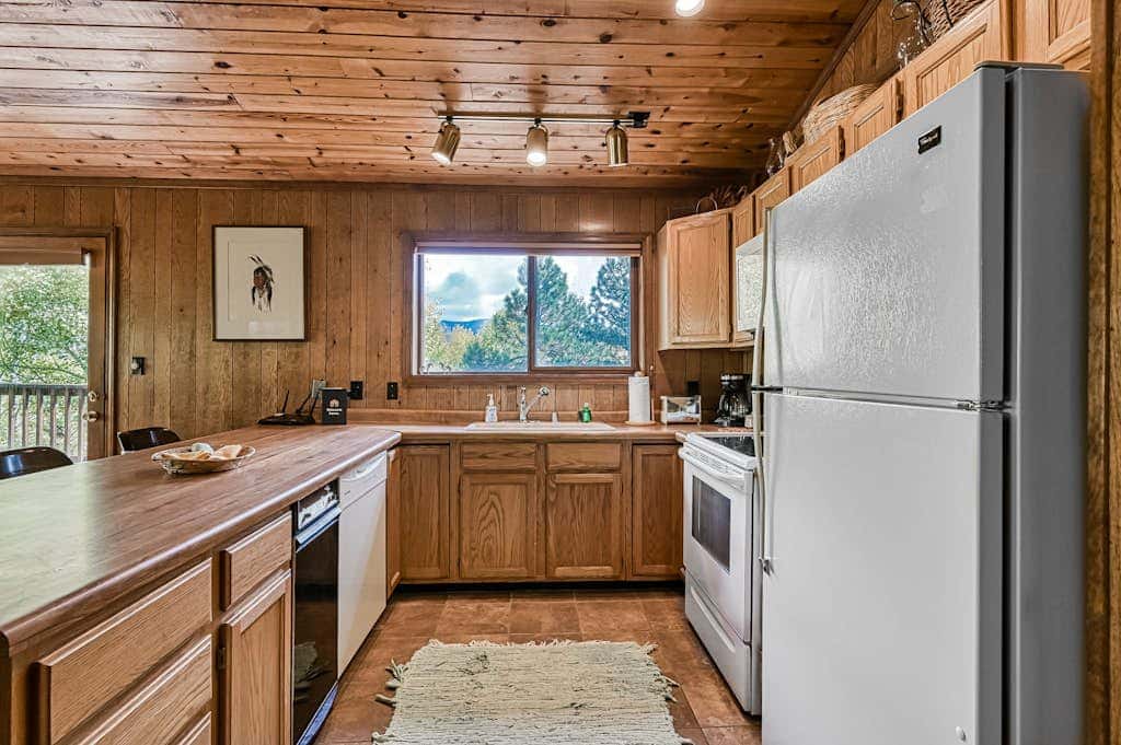 Trailhead Retreat - 3 Acres, Views, Hot Tub & Sauna
