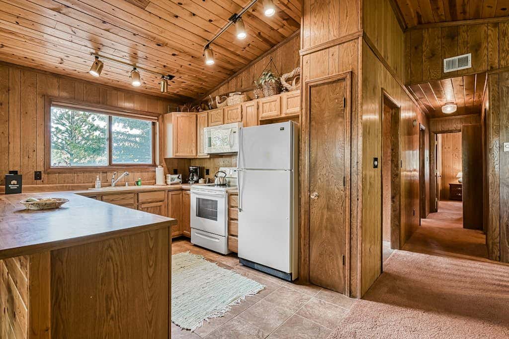 Trailhead Retreat - 3 Acres, Views, Hot Tub & Sauna