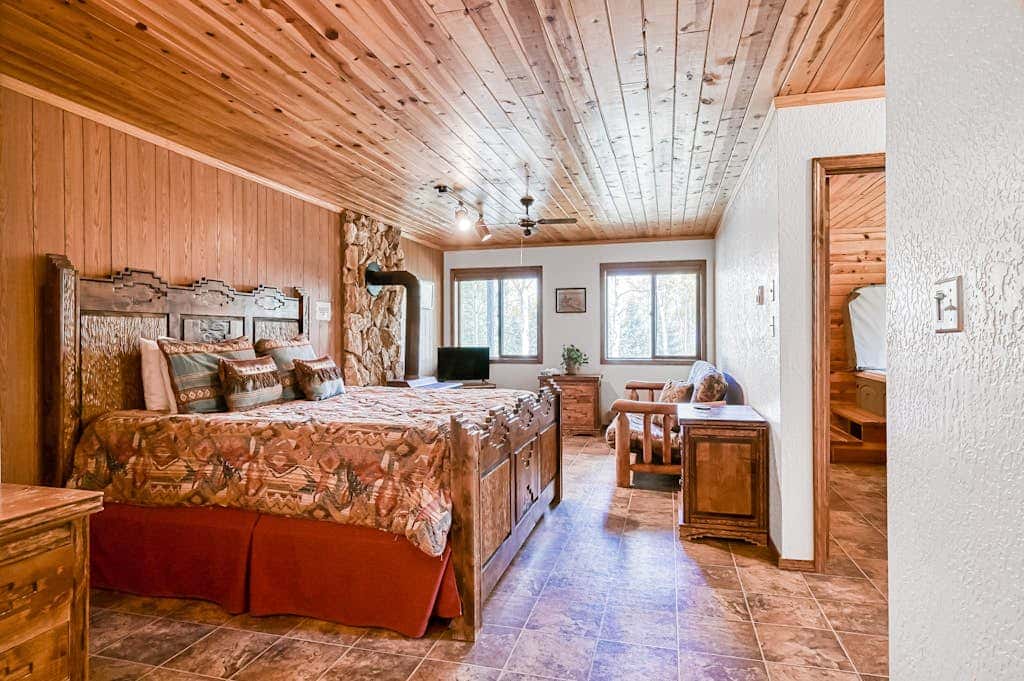 Trailhead Retreat - 3 Acres, Views, Hot Tub & Sauna