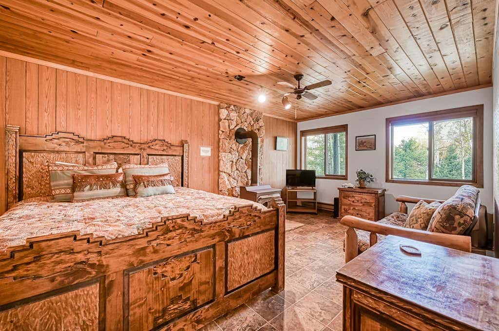 Trailhead Retreat - 3 Acres, Views, Hot Tub & Sauna