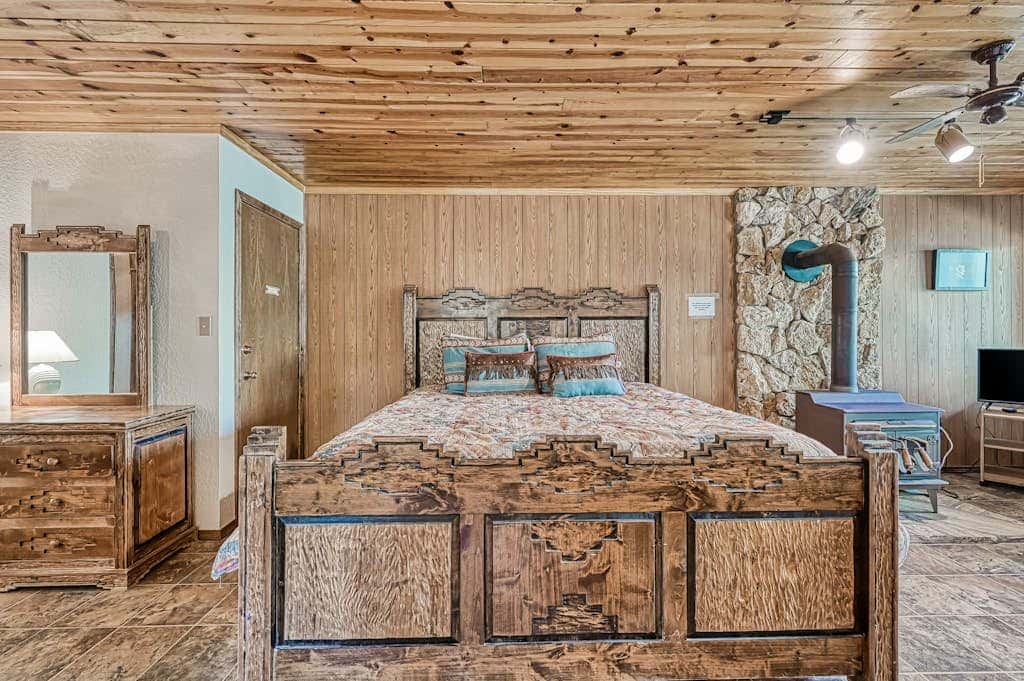 Trailhead Retreat - 3 Acres, Views, Hot Tub & Sauna