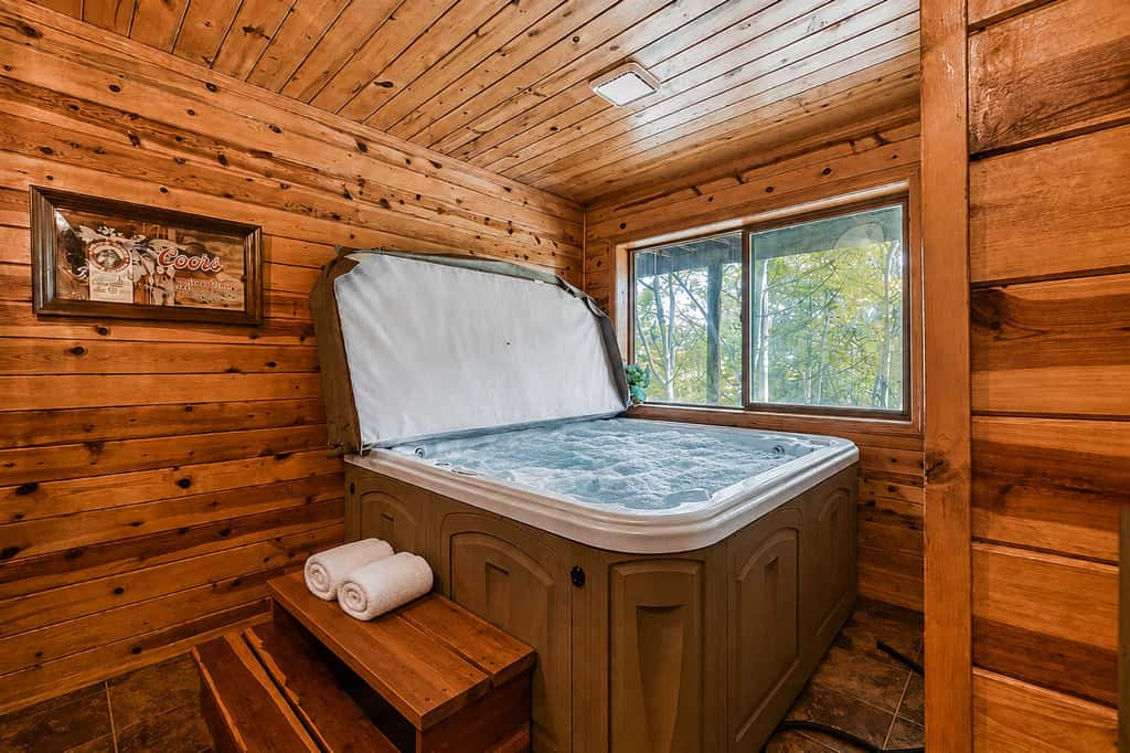 Trailhead Retreat - 3 Acres, Views, Hot Tub & Sauna