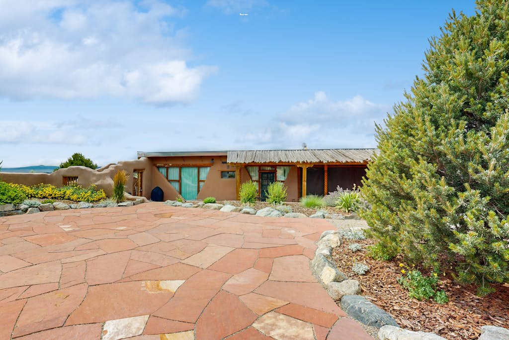 Casa de Taos - Adobe Retreat, Hot Tub & Mesa Views