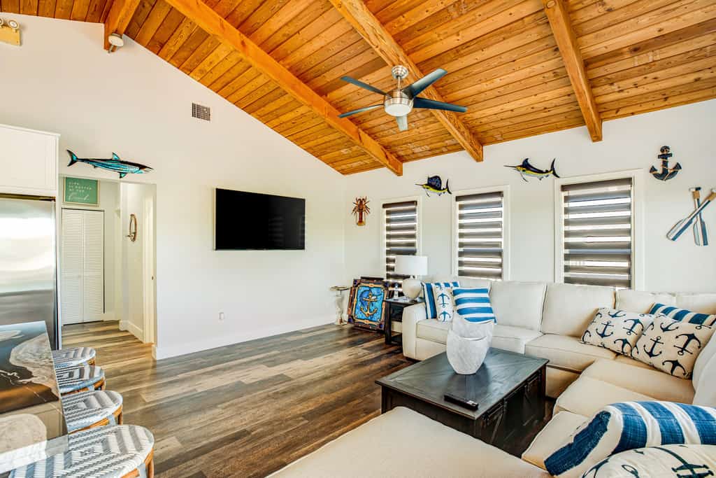 Pristine Waterfront Charmer - Outdoor Living & Dining, Dock, AC - Snowbirds OK