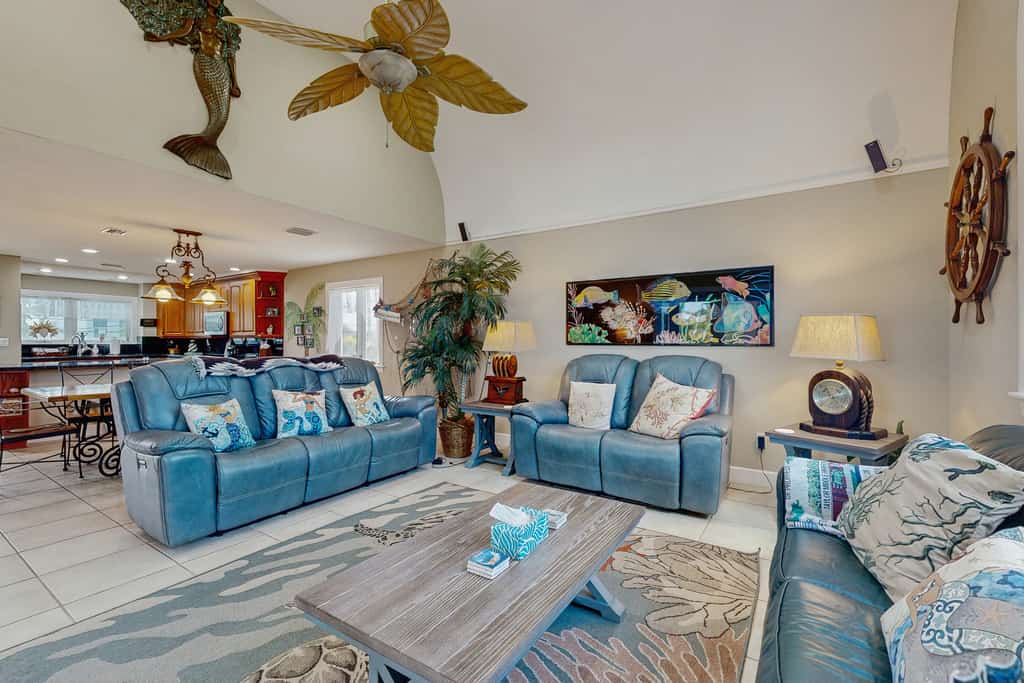 Ocean-view snowbird retreat with private pool, rooftop, lanais, kayak & bikes