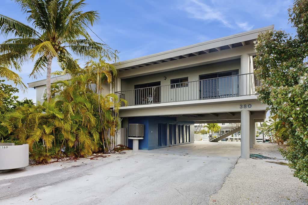 KC111 - Gray Pelican House