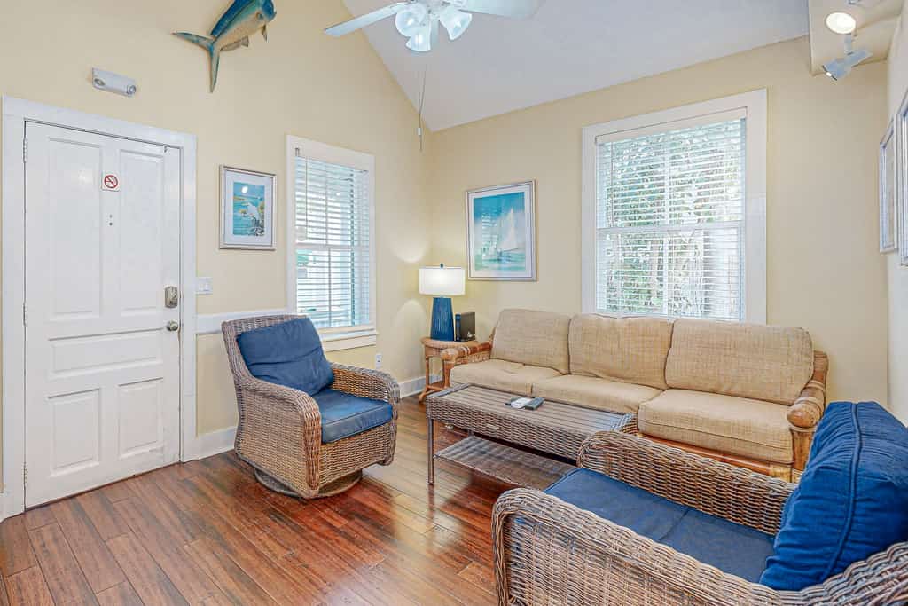 Charming cottage with private hot tub - one block to Duvall Street