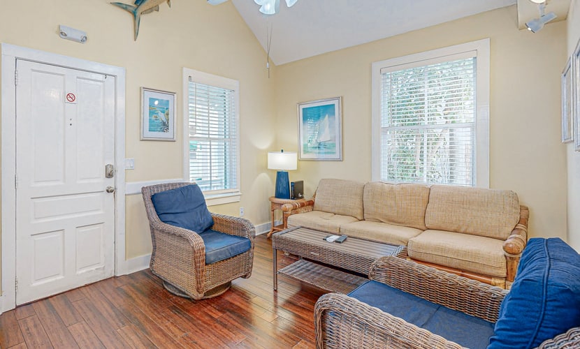 Charming cottage with private hot tub - one block to Duvall Street