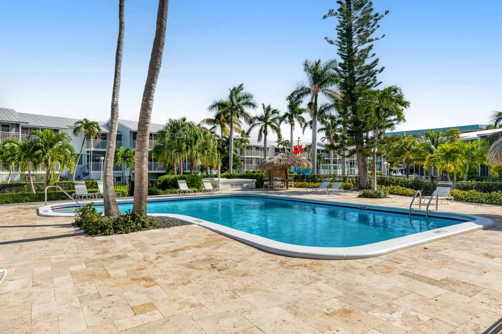 Tropical condo with 2 pools, private beach area, swimming lagoon, tennis & AC