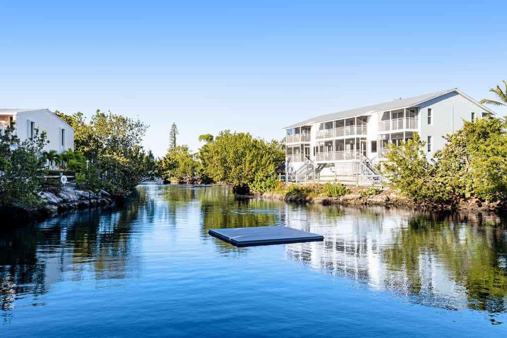 Beach townhouse with shared pool, tennis & marina - AC, WiFi & snowbird-friendly