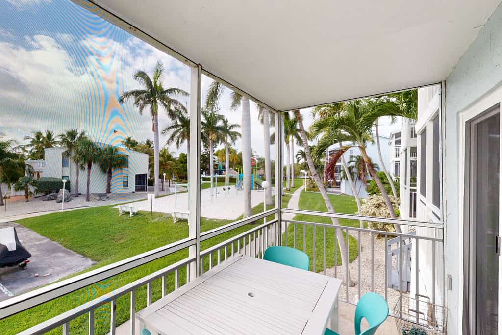 Beach townhouse with shared pool, tennis & marina - AC, WiFi & snowbird-friendly