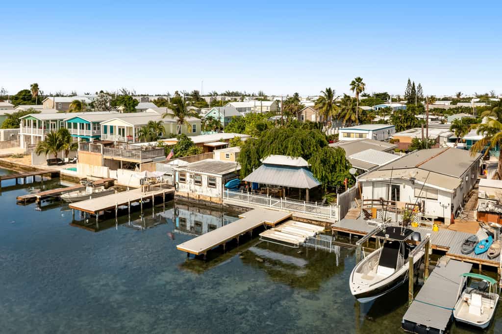 Bayfront bungalow with private dock, kayaks, SUPs, tiki hut & pool access