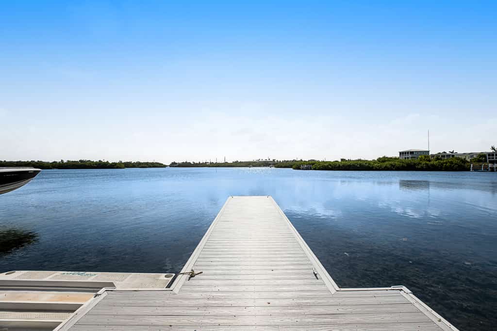 Bayfront bungalow with private dock, kayaks, SUPs, tiki hut & pool access