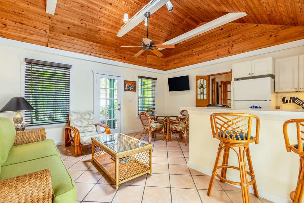 Comfortable Cottage with Private Pool & Lovely Garden - Great Location