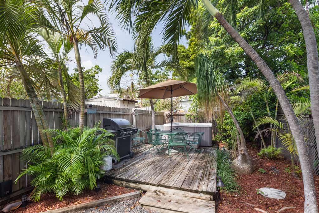 Two Rustic Cottages with Private Hot Tubs & Private Parking - Dogs OK
