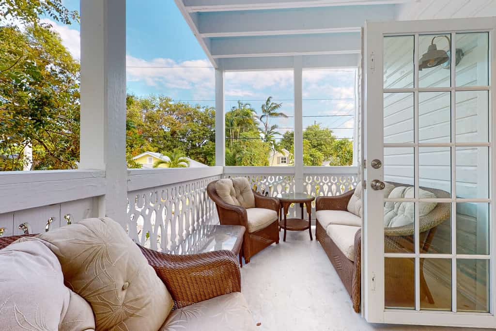 Charming, colorful two-story apartment with two balconies - walk everywhere