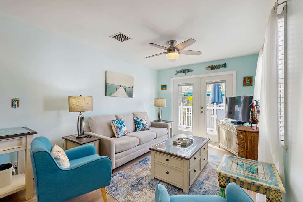 Alluring corner unit w/ full kitchen & pool - close to beach/ nightlife