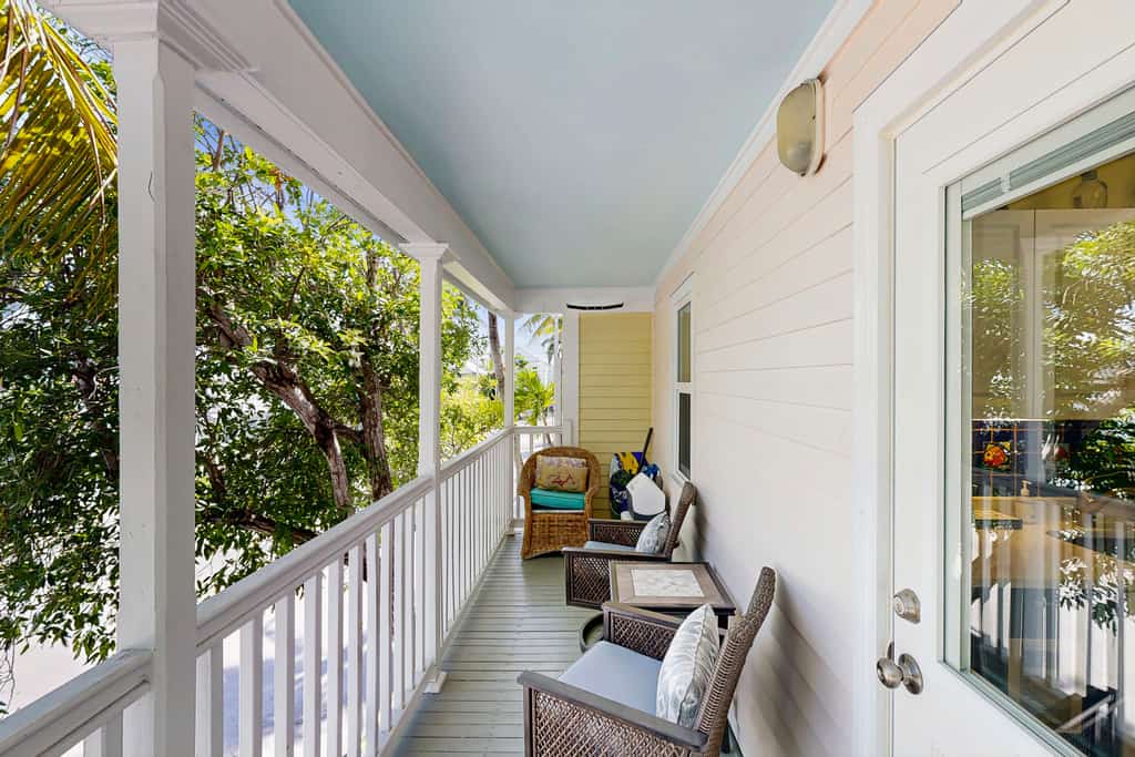 Alluring corner unit w/ full kitchen & pool - close to beach/ nightlife