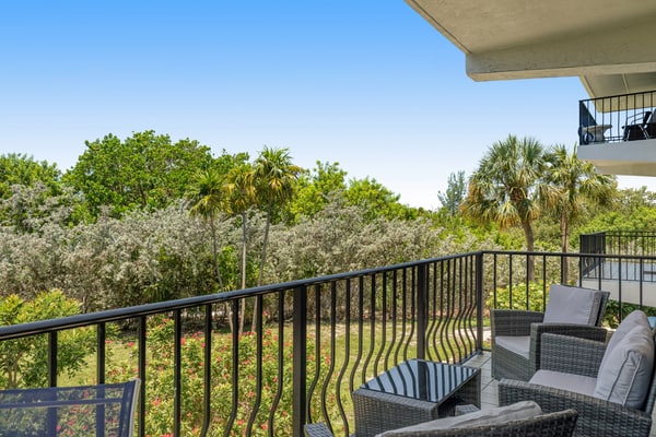 Snowbird-friendly townhouse with ocean view, heated pool, central AC, & deck