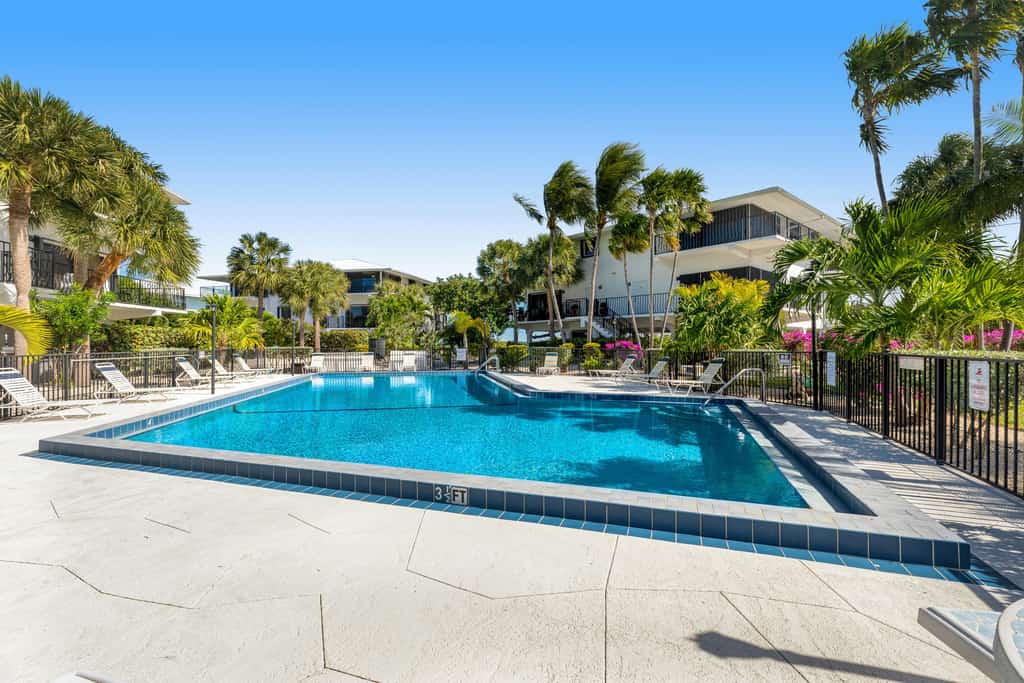 Snowbird-friendly townhouse with ocean view, heated pool, central AC, & deck