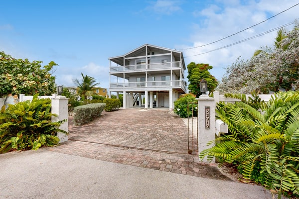 Dazzling Bayfront Home w/ 2 Boat Docks, Huge Deck, 1 Kayak, Pool Table -1 Dog OK