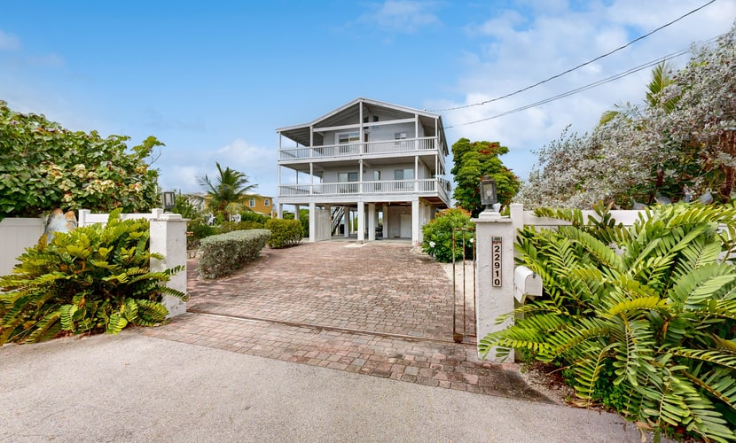 Dazzling Bayfront Home w/ 2 Boat Docks, Huge Deck, 1 Kayak, Pool Table -1 Dog OK